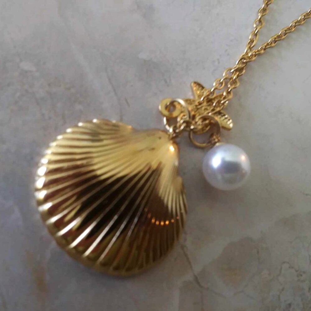 NEW Gold Shell Design Necklace.
